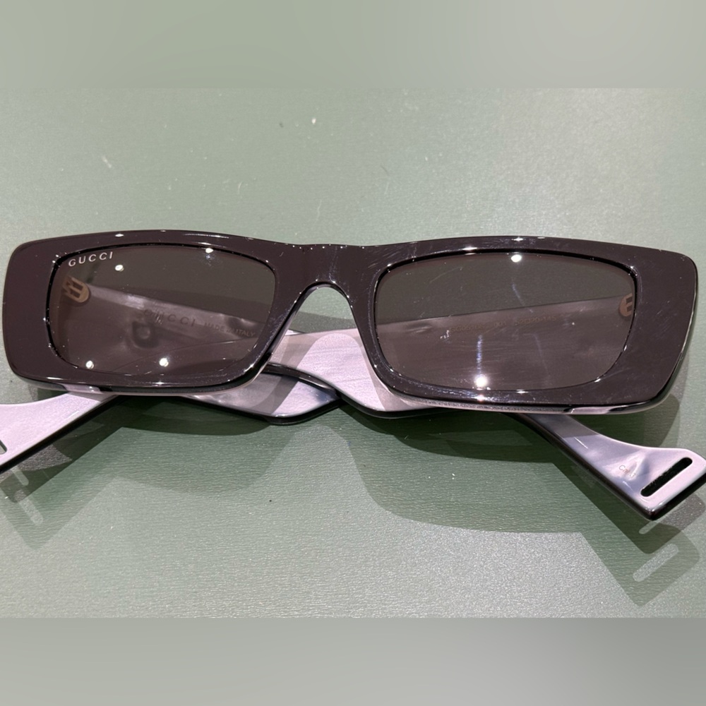 Gucci Fluo Rectangular Sunglasses in Shiny Black & Grey Solid. - Picture 2 of 6